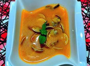 Una foto de Sopa de almejas chirlas con toque de hierbabuena