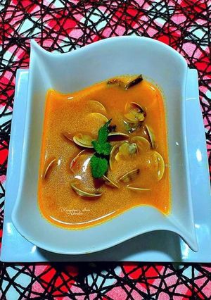 Una foto de Sopa de almejas chirlas con toque de hierbabuena