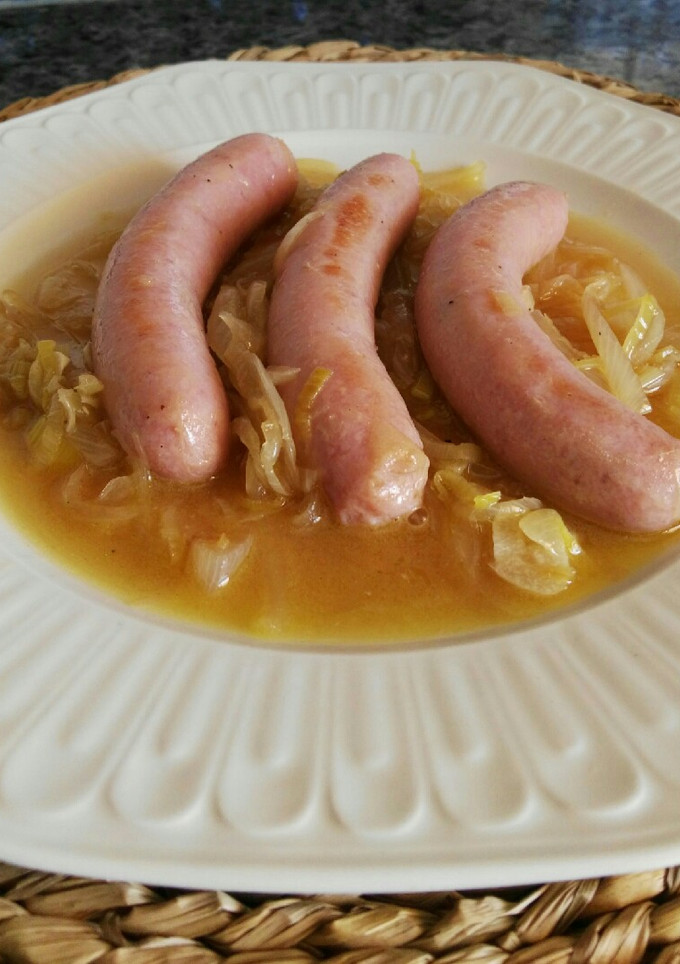 Una foto de Salchichas de pollo encebolladas