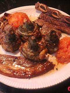 Una foto de Churrasco y panceta con alcachofas confitadas