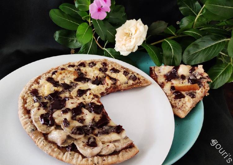 Chocolate dessert pizza