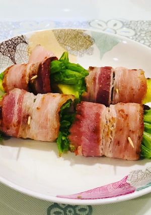 Hình của món Ba rọi áp chảo cuốn bơ.