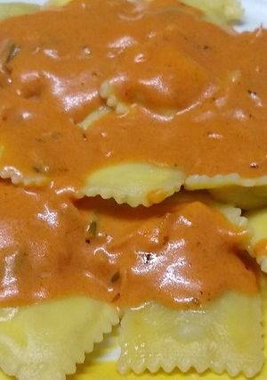 Una foto de Ravioles con salsa rosa