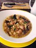 Judías blancas con setas y longaniza de pollo