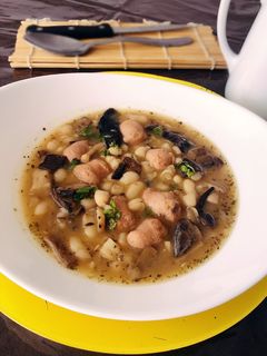 Una foto de Judías blancas con setas y longaniza de pollo