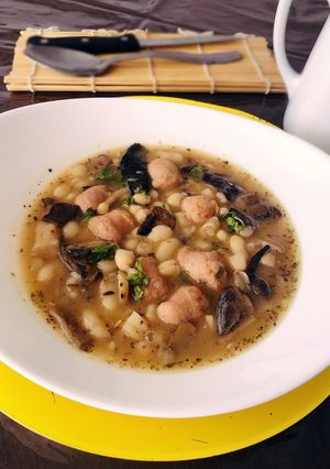 Una foto de Judías blancas con setas y longaniza de pollo