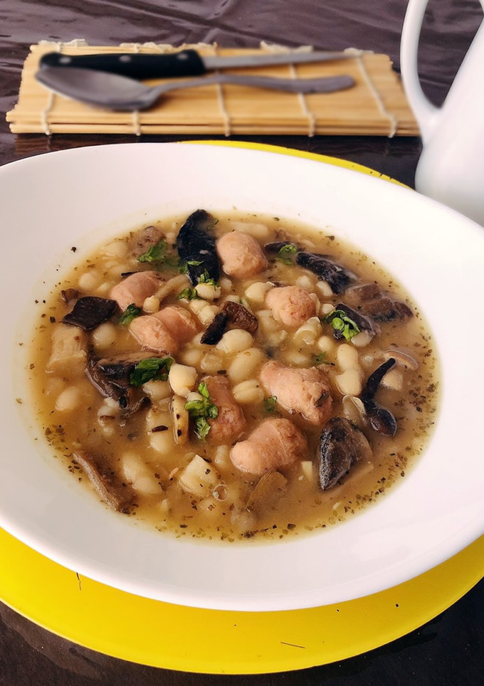 Una foto de Judías blancas con setas y longaniza de pollo