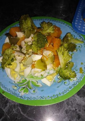 Una foto de Ensalada de verduras y pollo hervidos