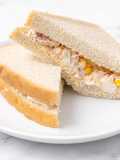 Sándwich de atún con huevo