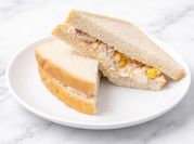 Una foto de sandwiches fríos pan de molde