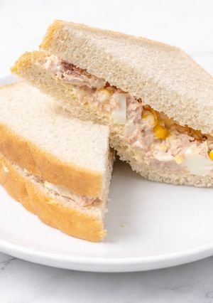 Una foto de Sándwich de atún con huevo