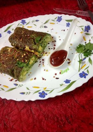 A picture of Palak omelette cheese role.