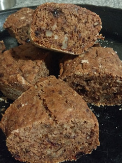 Una foto de Budín integral vegano de banana, nueces y dátiles
