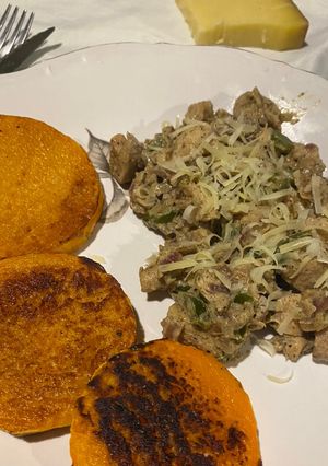 Una foto de Pollo salteado en verduras y zapallo al horno 😋