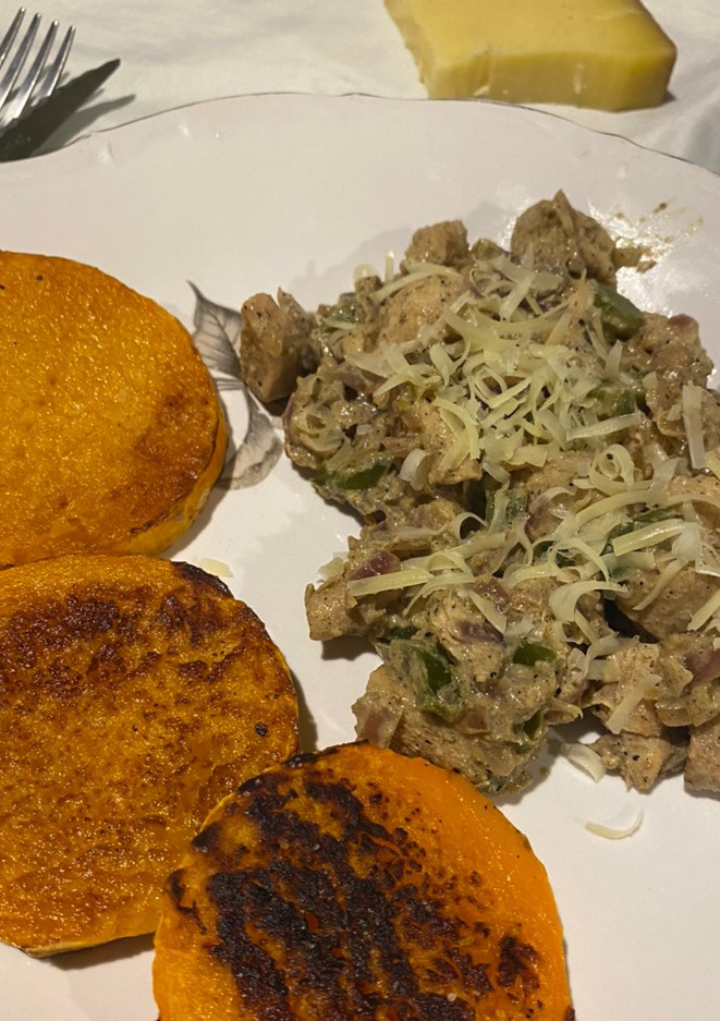 Una foto de Pollo salteado en verduras y zapallo al horno 😋