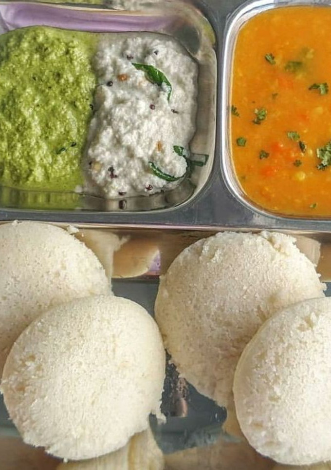 A picture of Idli sambar.