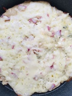 Hình của món Nấu ăn cùng con: Pizza phô mai bằng chảo.
