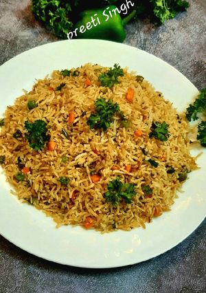 लेफ्टओवर फ्राइड राइस (Leftover Fried rice recipe in Hindi) रेसिपी मुख्य फोटो