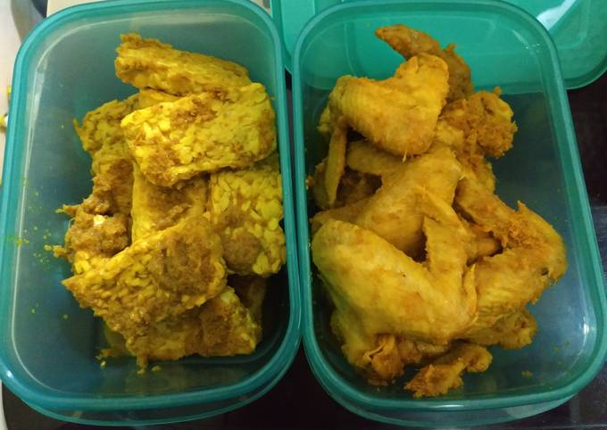 Ayam serundeng bumbu kuning dan tempe goreng