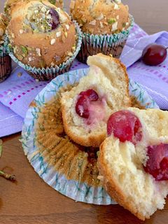 Foto di Muffin alle Ciliegie con granella di Pistacchi e Mandorle