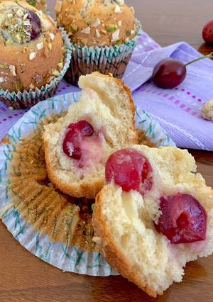 Foto di Muffin alle Ciliegie con granella di Pistacchi e Mandorle
