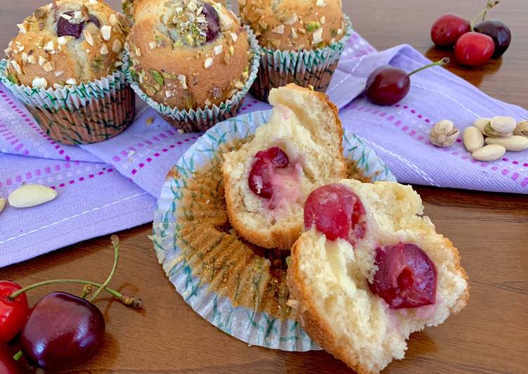 Muffin alle Ciliegie con granella di Pistacchi e Mandorle