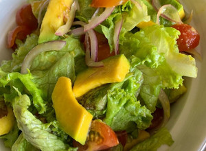 Una foto de Ensalada 🥗de Aguacate 🥑🥑🥑