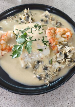Una foto de Bacalao con gambones y almejas TM5 O Superior