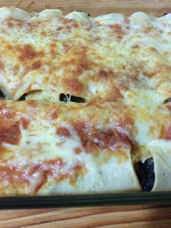 Una foto de Canelones relleno de espinaca con salsa bechamel