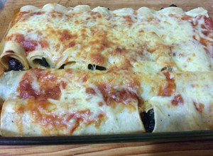 Una foto de Canelones relleno de espinaca con salsa bechamel