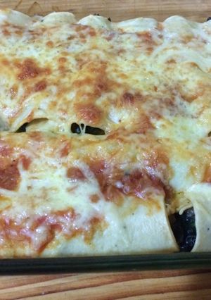Una foto de Canelones relleno de espinaca con salsa bechamel