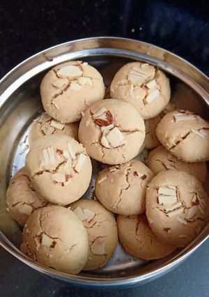A picture of Naan khatai.