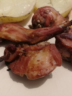 Una foto de Conejo al horno con soja y romero