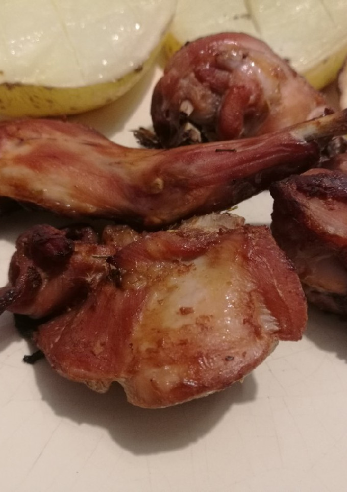 Una foto de Conejo al horno con soja y romero