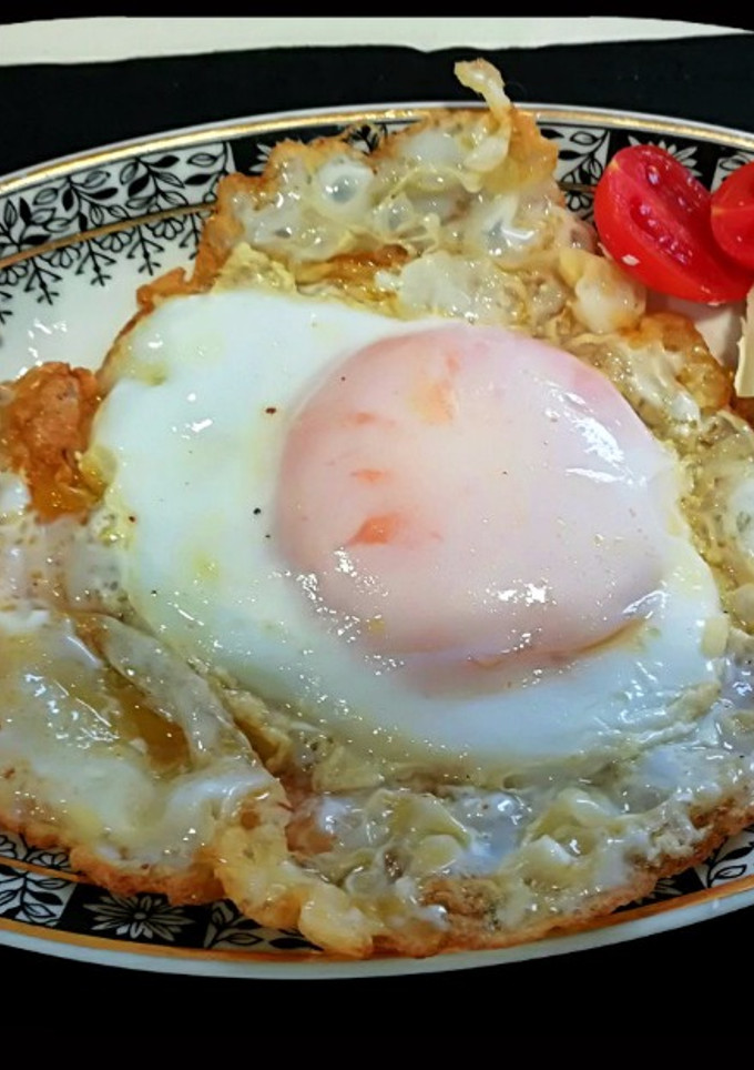 Una foto de Huevo de oca con  foie gras y queso  de cabra