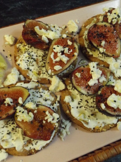 Una foto de Tostadas con brevas y queso feta