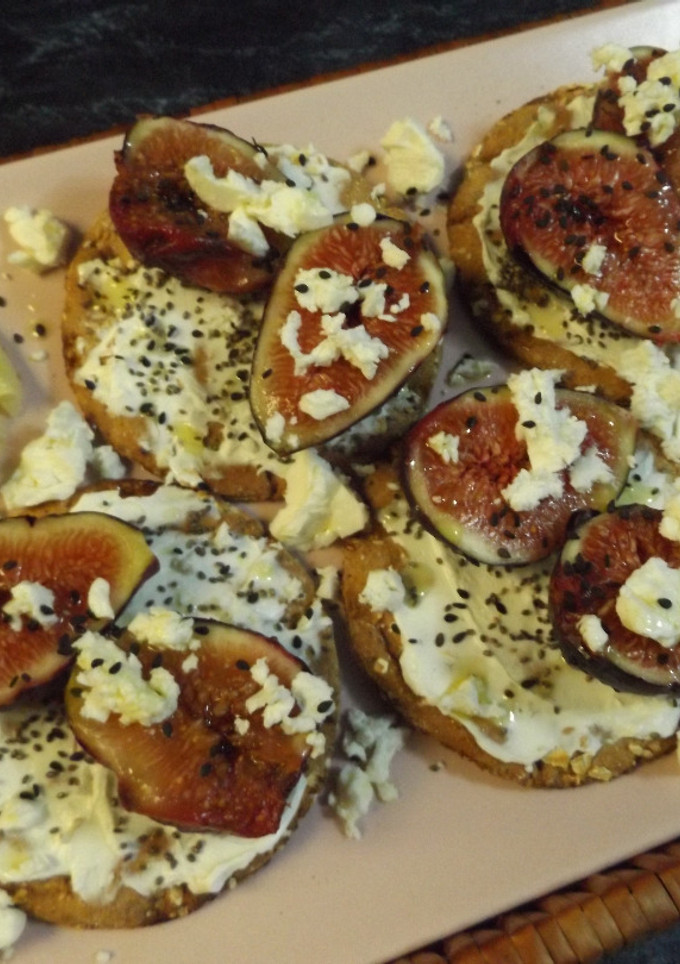 Una foto de Tostadas con brevas y queso feta