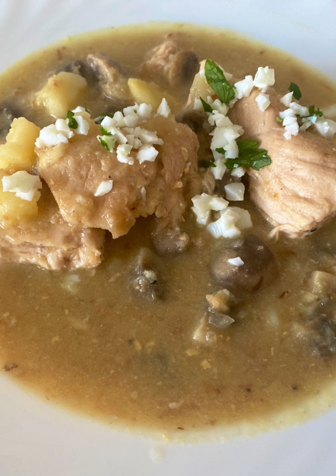 Una foto de Solomillo de pavo en pepitoria con champiñones y patatas