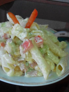 Una foto de Ensalada Tropical de pasta con aguacate, piña y maíz