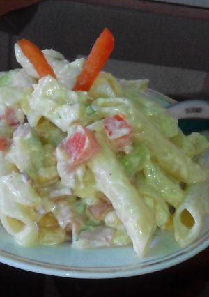 Una foto de Ensalada Tropical de pasta con aguacate, piña y maíz