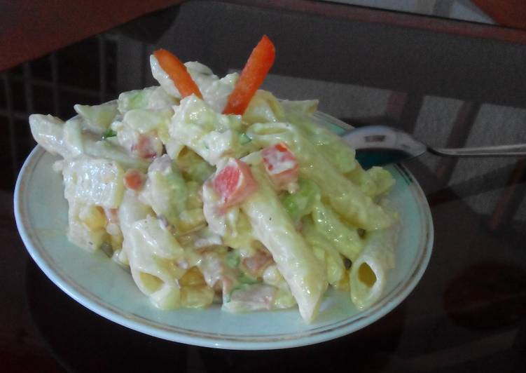 Ensalada Tropical de pasta con aguacate, piña y maíz