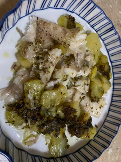 Una foto de Gallo con salsa pesto y patatas en Lékué