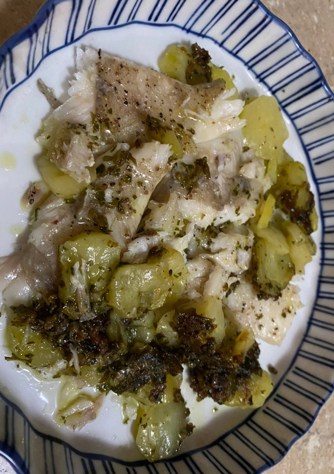 Una foto de Gallo con salsa pesto y patatas en Lékué