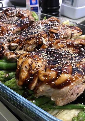 Una foto de Pollo teriyaki con colchón de espárragos