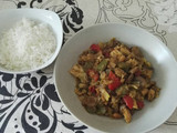 Pollo con curry y verduras acompañado de arroz basmati