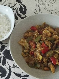 Una foto de Pollo con curry y verduras acompañado de arroz basmati