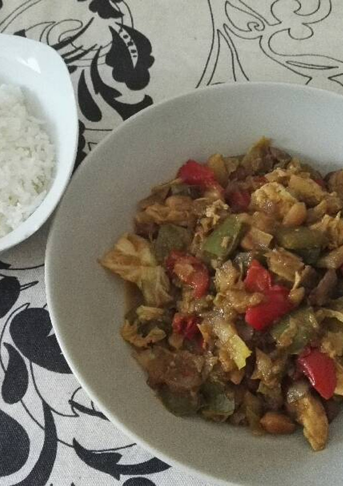 Una foto de Pollo con curry y verduras acompañado de arroz basmati