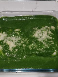 Una foto de Merluza al horno con salsa de espinacas