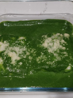 Una foto de Merluza al horno con salsa de espinacas