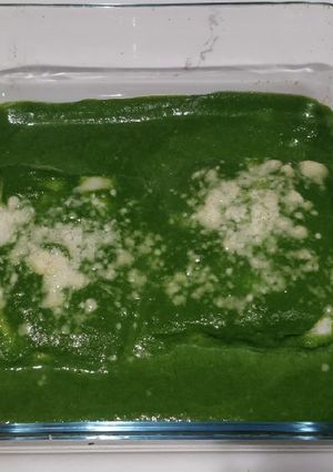 Una foto de Merluza al horno con salsa de espinacas